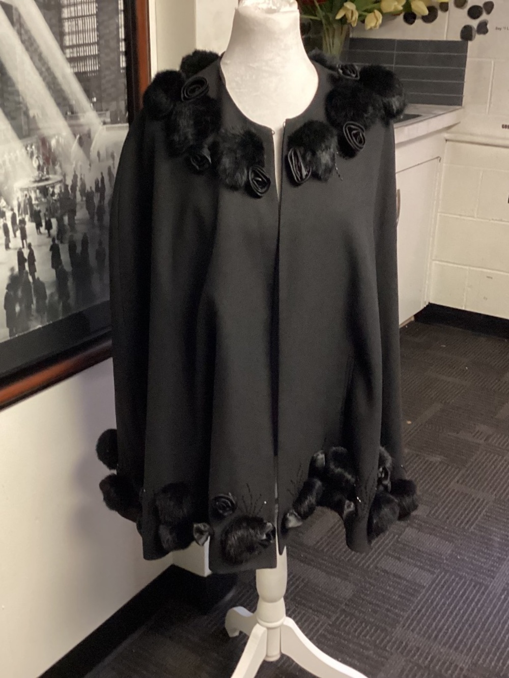 AVANT GARD. BEN MARC. CAPE WITH FABULOUS FUR BEADED BLK